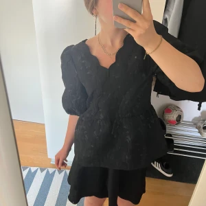 Svart blus  - Snygg svart blus 