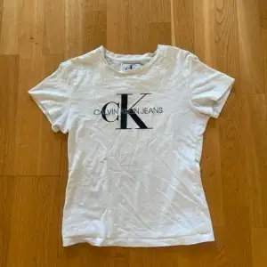 Jag säljer nu min älskade Calvin Klein t-shirt då jag tyvärr har växt ur den. Den är i mycket bra skick och endast använd fåtal gånger. Jag köpte den för 449kr från deras hemsida och säljer den nu för 189kr Men kan gå ner i pris vid snabb affär!
