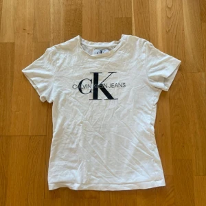 Calvin Klein t-shirt - Jag säljer nu min älskade Calvin Klein t-shirt då jag tyvärr har växt ur den. Den är i mycket bra skick och endast använd fåtal gånger. Jag köpte den för 449kr från deras hemsida och säljer den nu för 189kr Men kan gå ner i pris vid snabb affär!