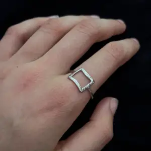 Säljer min fina silver ring eftersom den aldrig kommer till användning ❤️ 