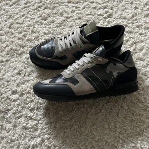 Valentino Rockrunner - Hej säljer mina Valentino rockrunner som är i fint skick och passar dig som bär strlk 42-44 KAN BYTA MOT LANVINS I STORLEK 43