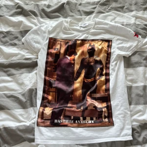 Bastille rive drotie t shirt - Unik bastille rive droite t-shirt! • Cond 9/10 • Nypris 1200kr köpt på room 1006 • Storlek M 