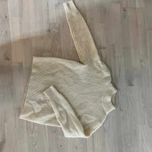 Levante tröja  - Som ny. Varm och lite högre krage 