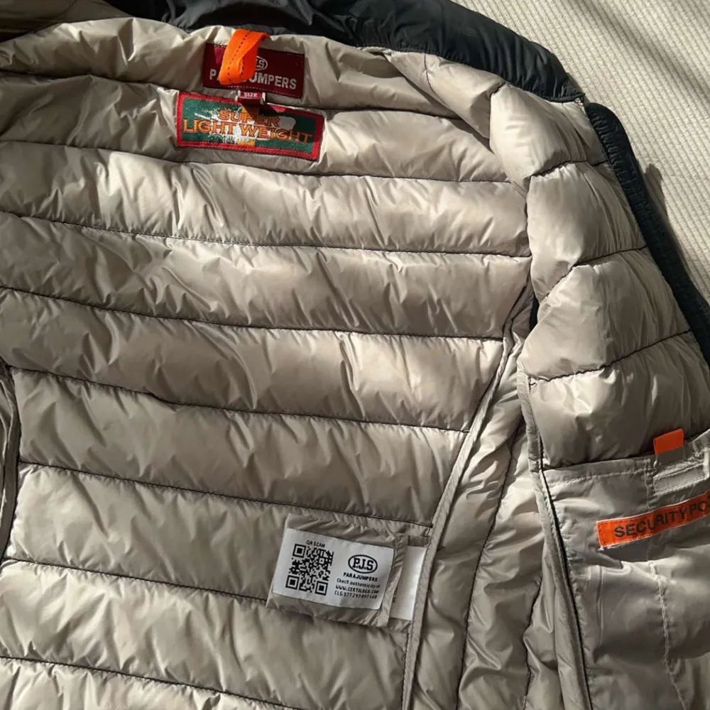 Säljer min pjs väst som jag inte längre kmr till användning av den är helt nytt skick som man ser på bilden den är väldigt använd bar har inne fickor och ute fickor perfekt förvaring köpt på Nk för 3,500 men säljer för 2,600 priset går att diskuteras. Takit.