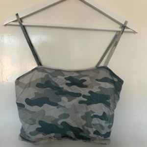 Croppat linne - Croppat linne i camo mönster. Har flera linnen på min profil så meddela om man är sugen på att köpa fler så slipper man betala frakt på alla 🥰