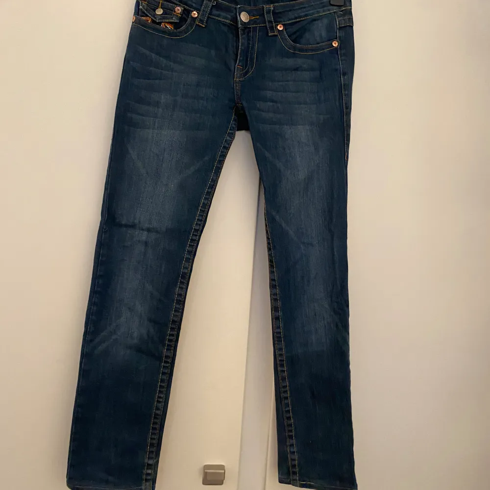 Snygga lågmidjade jeans från true religion(skinny/straight). Osäker på storlek men står 30 på lappen på jeansen😊. Jeans & Byxor.