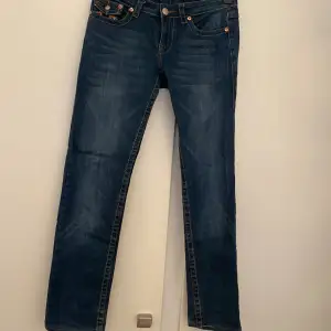 Snygga lågmidjade jeans från true religion(skinny/straight). Osäker på storlek men står 30 på lappen på jeansen😊