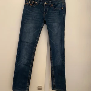 Lågmidjade true religion jeans - Snygga lågmidjade jeans från true religion(skinny/straight). Osäker på storlek men står 30 på lappen på jeansen😊