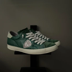 Philippe Model - Säljer ett par riktigt feta Philippe model skor i unik färg! Storlek 44 (passar 45) - Skick 7/10 sliten häl, har limmat hälen hos skomakare (kom pm för bilder) Mitt pris: 1299kr