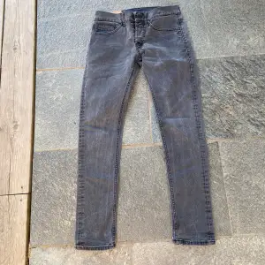 Säljer nu dessa svarta dondup George jeans med slitningar på baksidan, skriv för fler bilder/frågor🙌🏼
