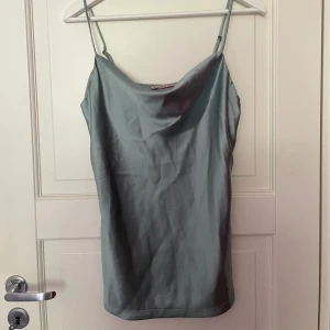 Satinlinne - Jättefint satinlinne från ONLY. Aldrig använd.