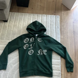 Oneofone zip hoodie - Säljer nu min oanvända one of one rhinestone hoodie som aldrig mer kommer droppas igen. org pris 1100, riktigt najs färg och allmänt riktigt snygg. Som sagt aldrig använt den utan bara provat den, så inga defekter utan den är i nyskick!   Mvh Theo :)