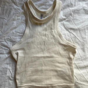 tank top - kort tank topp från hm! köpt förra året och använd ett fåtal gånger. 