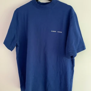 Samsøe samsøe T-shirt  - Blå T-shirt ifrån märket Samsøe samsøe, jättefint skick, storlek L