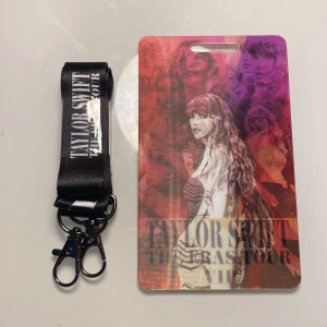 Kort & nyckelband  - Kort och nyckelband från Taylor Swift vip boxen🥰