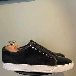 Lanvin skor  - Hej! Säljer nu dessa super snygg lanvin skor. Skorna är i superfint skick 8/10. Med skorna medföljer box 