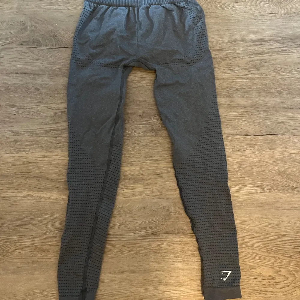 Grå tights från gymshark. Använda fåtal gånger så inga defekter finns. Liten i storlek så passar mer någon xxs/xs . Sportswear.