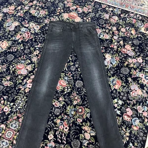 Replay jeans  - Säljer mina gamla jeans , svart , slim fit , Skick 9-10 , 