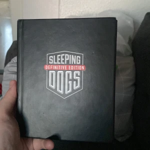 Sleeping dogs - Nyskick. Endast en defekt på själva boken(se bild 3) men inget som påverkar spelet 
