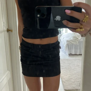 jeanskjol - snygg svart jeanskjol i bra skick!🩷🩷💕