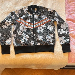 Adiddas hoodie med drag kjedja  - Använd typ 2 gånger är som helt ny!.