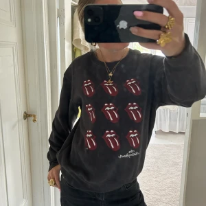 tjocktröja - skit cool tröja från hm, bra skick och inga defekter!! använd fåtal gånger💘💘🙌🏼