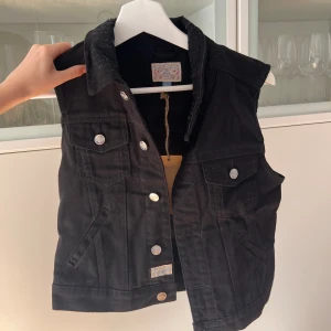 Helt ny jeansväst - Hör av er vid fler frågor!