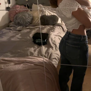 Lowwaist jeans - Lowwaist jeans från Madlady! Så fina men beställde för långa för mig, storlek REGULAR 34 (jag brukar ha x-short 34/36) Nästan aldrig använda🩷Nypris 699kr