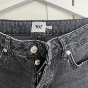 Säljer dessa as snygga smutsvarta jeans från lager i modellen Icon ❣️