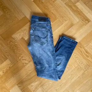 Jack and jones jeans av modellen glenn/slim fit i storlek 30/30 med en riktigt snygg tvätt som passar perfekt till sommaren. Nypris 999 kr mitt pris 299 kr pris kan diskuteras vid snabb affär hör av er vid frågor