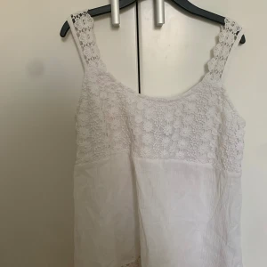 Vit topp - Superfin!! Tyvärr passade den inte mig så måste sälja.