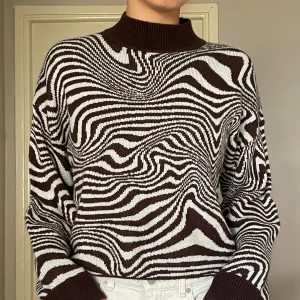 Brun tröja den Ginatricot - Brun mönstrad stickad tröja från Ginatricot. 