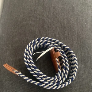 Flätat bälte - Blå svart är den sitter bra bra skick använt den i typ 2 månader