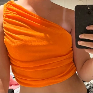 Fest topp - Neon orange fest topp från shein!🧡perfekt till fest! Använd en gång så väldigt fint skick. Tjockt material som man inte ser igenom. Skriv privat vid frågor!🧡 
