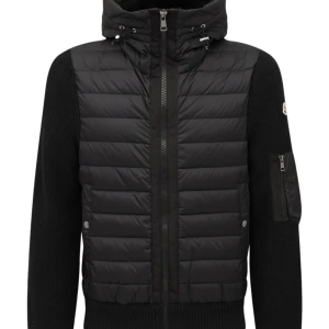 Moncler cardigan - Säljer denna cardigan, storlek M använd 3 ggr typ,  inga defekter