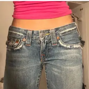 Ett par true religion jeans som tyvärr inte passar men supersnygga! Knappen lite trasig men gör lätt att stoppa tillbaka och fixa, pris kan diskuteras 😇