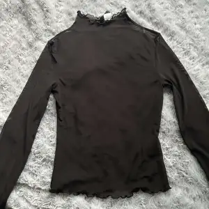 Genomskinlig svart tröja från Hm. Aldrig använd. Xs. Tunn. Kontakta för fler bilder/mer information.   Kan postas men i så fall står köpare för frakt, kan mötas upp i Malmö. 