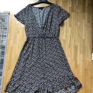 Fin sommar klänning - Aldrig använd och är endast testad! Stretchig material. Pris kan diskuteras ❤️