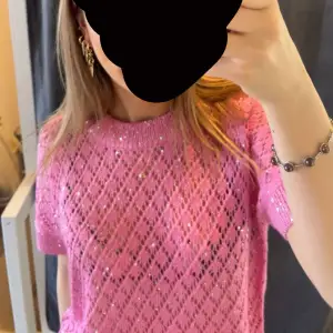 Hejjj, gör ett intressekoll på min super super fina tröja ifrån veromoda som är rosa och glittrig, helt perfekt Inför sommaren!! den är använd bara en gång och köpt nyligen Storlek :XS 