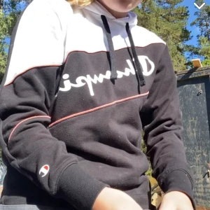 champion hoodie - finns defekt på armen (bild 2) därav priset. köpt för 400!