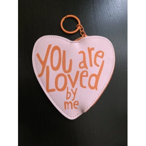 Liten pouch, hjärta, rosa, orange, necessär, nyckelring, väska, portmonnä - Liten hjärtformad väska i ljusrosa fuskläder. Bredd: 12 cm.