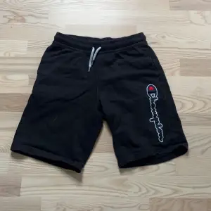 Säljer dessa champion shorts eftersom de inte används , jätte fina till sommaren storlek xs.