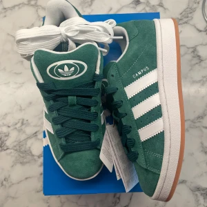 Adidas Campus 00s ”Dark Green” Junior  - Helt nya och oanvända. Storlek 38. Pris 1049.. Skicka ett meddelande vid intresse eller köp nu. Köp tryggt hos oss! 