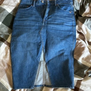 Fin blå kjol från h&m🩷 - Jätte fin kjol, den är rätt lång då jag är 173cm lång, den har ett snitt därfram och jag säljer den då den blivit för liten i mina höfter.🩷