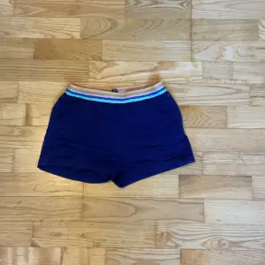 💜perfekt shorts till sommaren från Tommy Hilfiger är i bra skick 💜 storlek xxs Ps skicka till mig om du vill ha mer bilder 