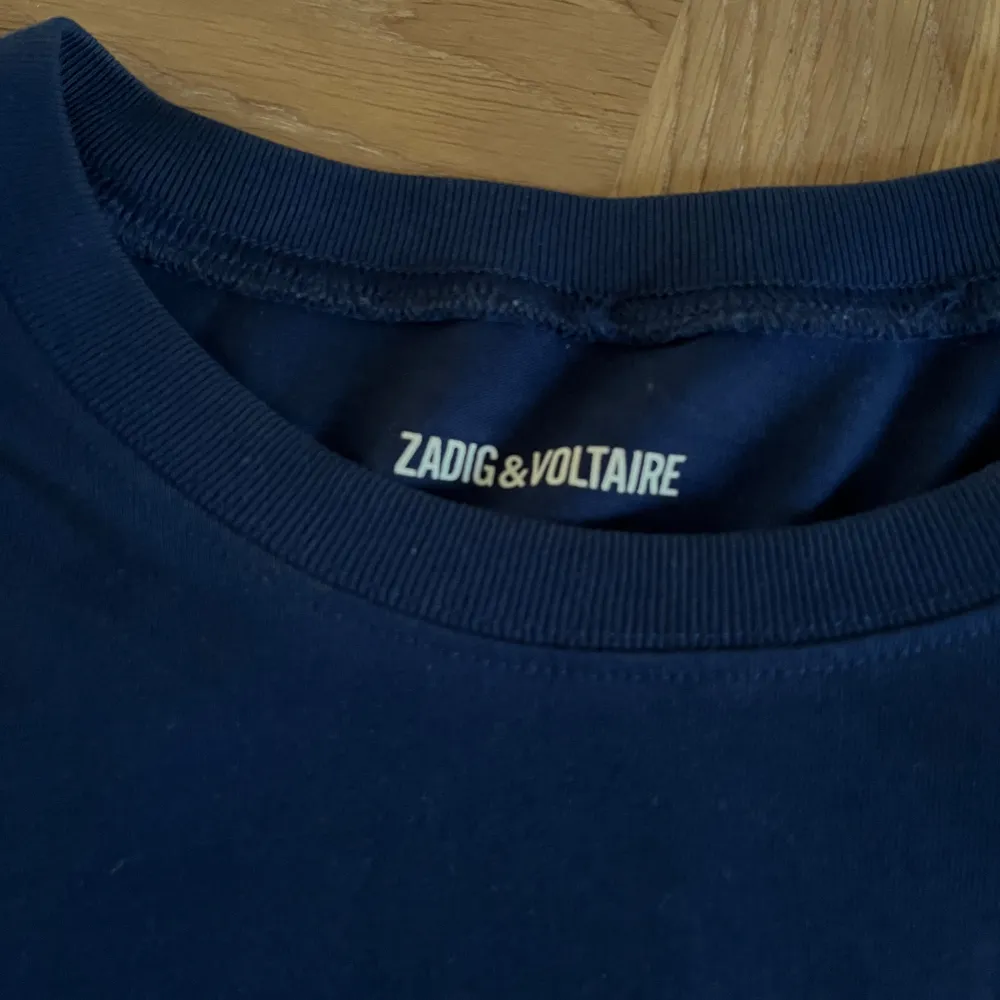 Jättefin t-shirt från zadig & voltaire som endast använts några få gånger.. T-shirts.