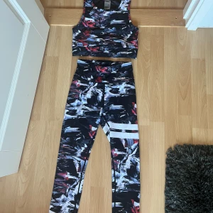 Tights och topp  - Träningstights och topp ifrån stronger.  Köpte toppen för 499 och tightsen för 799 kr. Går att köpa separat. XS i tightsen och S i toppen. Väldigt bra skick, knappt använda. Säljer tights för 300 och topp för 200. Köp båda för 400. Kan diskutera pris