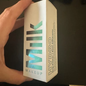 Milk hydro grip primer - Det är den stora och jag säljer den för 420 ink frakt för att den köpte jag för 2 dagar sen och har bara använt 3 pumpar så den är i nytt skick säljer den för att ge pengarna till min pappa för allt han har gjort 
