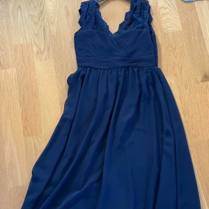 Blå balklänning  - Endast använd en gång! Den passar till bal men även bröllop i sommar. Klänningen är även uppsydd i längden. Jag är 160cm och den passade perfekt ner till marken 🥰