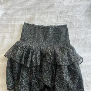 Säljer denna nästan helt oanvända kjol då den aldirg kommer till användning för mig. Den är i jätte fint skick och köpt för 300.